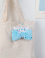 Porte-clés en peluche Sanrio® avec nœud papillon