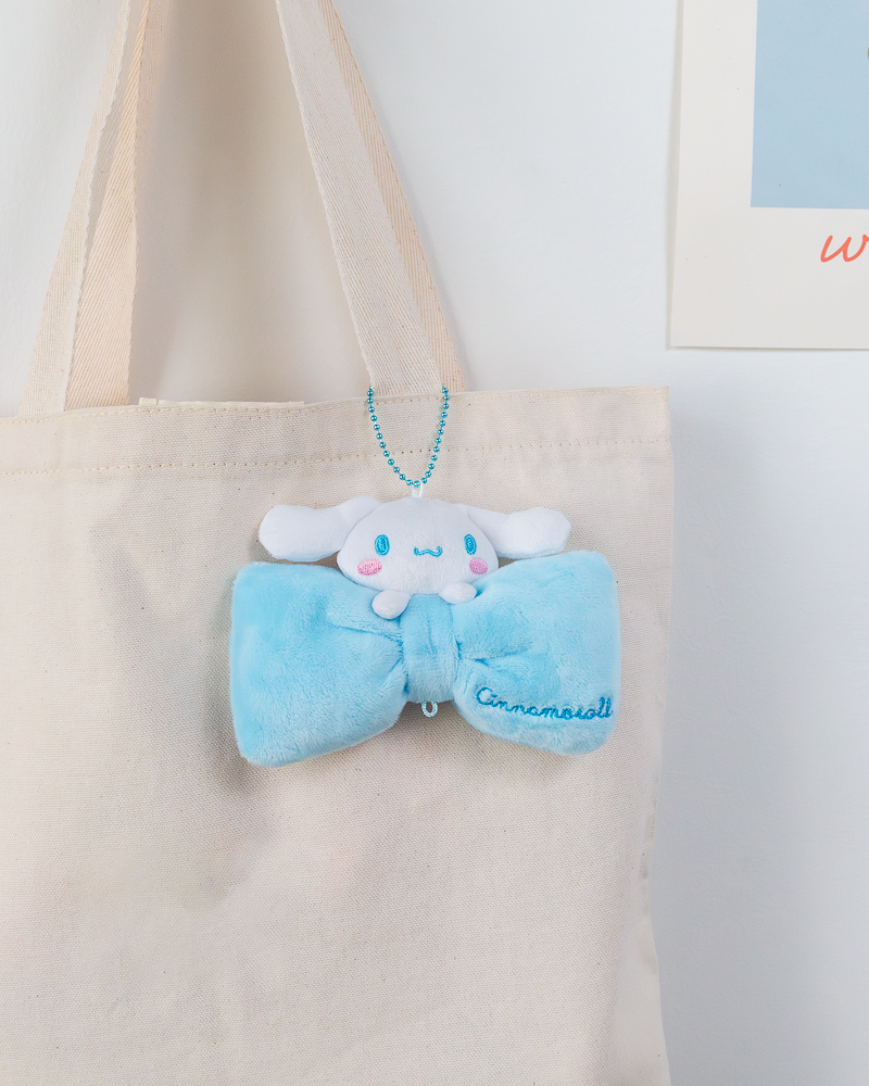 Porte-clés en peluche Sanrio® avec nœud papillon