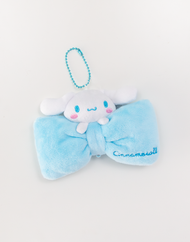 Porte-clés en peluche Sanrio® avec nœud papillon