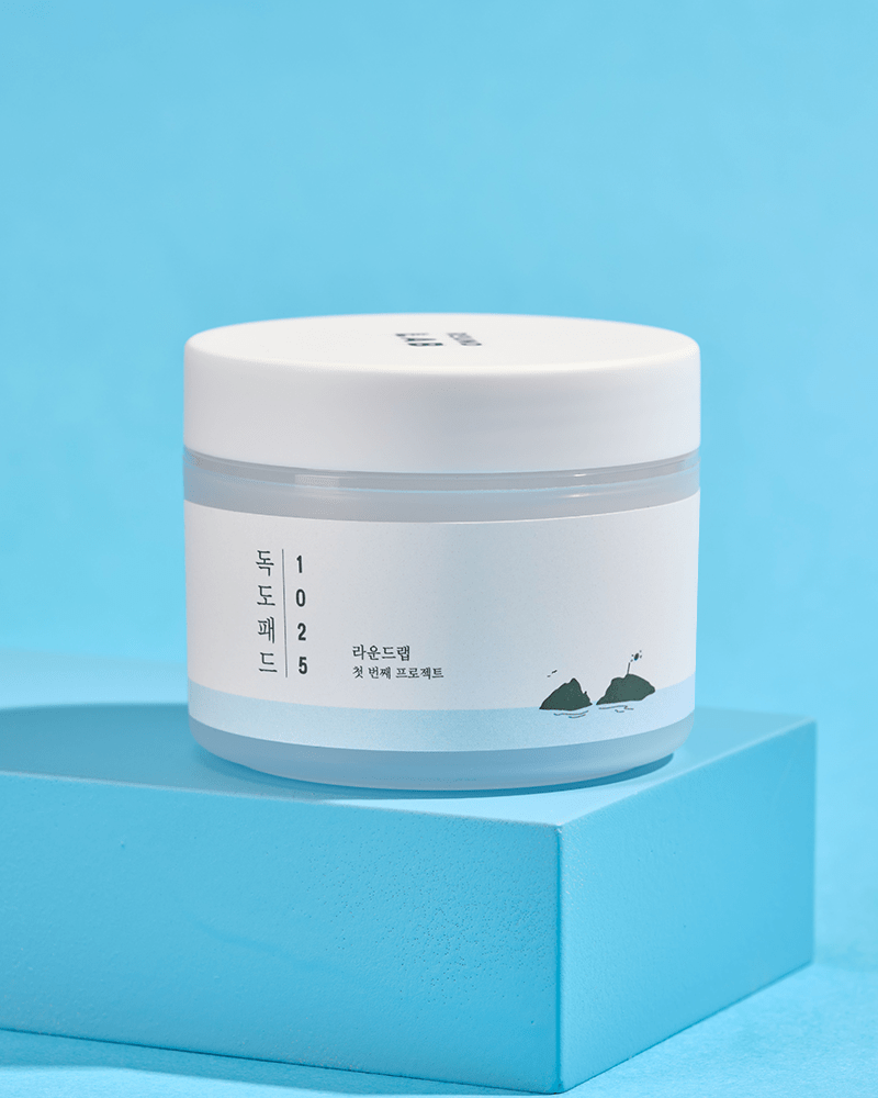 ROUND LAB 1025 Dokdo Pads tub on blue backdrop